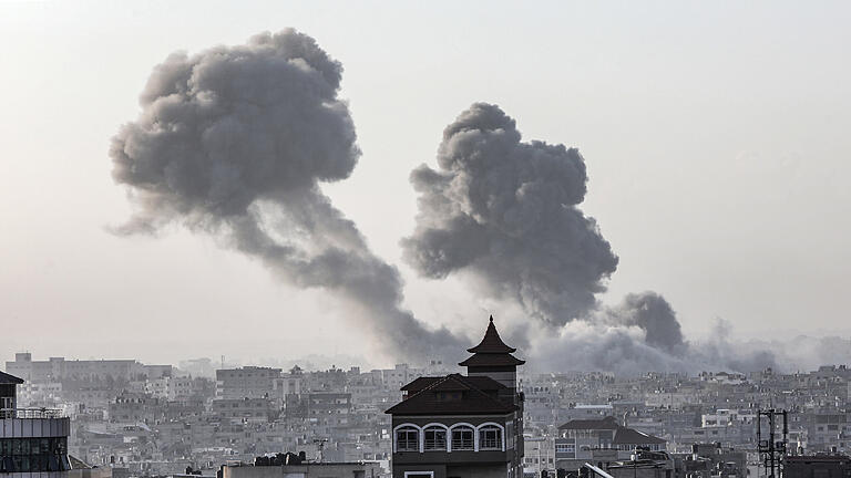 Nahostkonflikt - Rafah.jpeg - Rauch steigt nach israelischen Luftangriffen in der Nähe von Rafah auf. Nach Angaben der Israelischen Verteidigungsstreitkräfte (IDF) hat das israelische Militär die Kontrolle über die palästinensische Seite des Grenzübergangs Rafah übernommen. Nahostkonflikt - Rafah.jpeg - Rauch steigt nach israelischen Luftangriffen in der Nähe von Rafah auf. Nach Angaben der Israelischen Verteidigungsstreitkräfte (IDF) hat das israelische Militär die Kontrolle über die palästinensische Seite des Grenzübergangs Rafah übernommen.