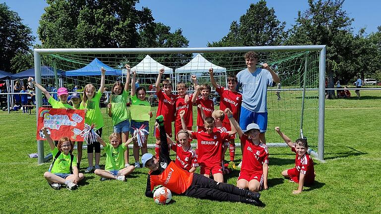 Die Siegerklasse 4b der Fußballkreismeisterschaft 2024 in Gössenheim mit ihrem Coach Simon Roth.