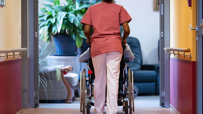 Pflegerin und Patientin       -  Rund 133.000 offene Stellen in Gesundheits- und Sozialberufen können einer Analyse zufolge nicht mit passend qualifizierten Arbeitslosen besetzt werden. (Archivbild)
