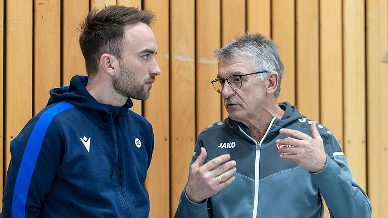 Helmut Bolldorf (rechts) im Gespräch mit Marco Freitag von der U15 des Karlsruher SC. Zusammen mit Dirk Züchner hat Bolldorf die Würzburger Junioren-Hallenturniere vor 25 Jahren 'erfunden'. Helmut Bolldorf (rechts) im Gespräch mit Marco Freitag von der U15 des Karlsruher SC. Zusammen mit Dirk Züchner hat Bolldorf die Würzburger Junioren-Hallenturniere vor 25 Jahren 'erfunden'.