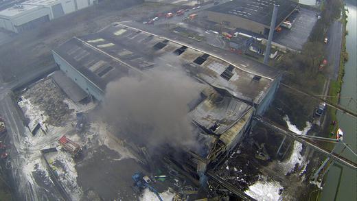 Brand bei Recotex       -  Fotos bei Tageslicht vom Brand bei Recotex im Würzburger Hafen.