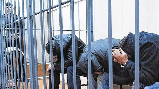 Nach dem Mord an Boris Nemzow: Insgesamt nahmen die Ermittler fünf Verdächtige mit Verbindungen in den Nordkaukasus fest. Alle wurden am Sonntag einer Haftrichterin vorgeführt. Nach dem Mord an Boris Nemzow: Insgesamt nahmen die Ermittler fünf Verdächtige mit Verbindungen in den Nordkaukasus fest. Alle wurden am Sonntag einer Haftrichterin vorgeführt.