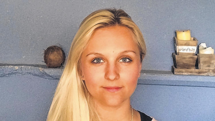 Ständiger Gegenverkehr nervt
Die Dettelbacherin
„Ich muss täglich zur Akademie Handel nach Würzburg, weil ich dort ein Vollzeitstudium absolviere. Die Fahrt über den Dettelbacher Weg nach Bibergau ist aufgrund der 30 km/h und ständigem Gegenverkehr sehr lästig. Dort fahren sogar Lkw! Bei Sperrung muss ich einen Umweg über Mainstockheim und Buchbrunn fahren – sehr nervig! Ärgerlich: Man sieht kaum, dass an der B 22 überhaupt gearbeitet wird!“
Vanessa Kapp (Dettelbach). Ständiger Gegenverkehr nervt
Die Dettelbacherin
„Ich muss täglich zur Akademie Handel nach Würzburg, weil ich dort ein Vollzeitstudium absolviere. Die Fahrt über den Dettelbacher Weg nach Bibergau ist aufgrund der 30 km/h und ständigem Gegenverkehr sehr lästig. Dort fahren sogar Lkw! Bei Sperrung muss ich einen Umweg über Mainstockheim und Buchbrunn fahren – sehr nervig! Ärgerlich: Man sieht kaum, dass an der B 22 überhaupt gearbeitet wird!“
Vanessa Kapp (Dettelbach).