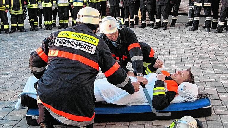 Die Versorgung der vier „Verletzten“ hatten die Feuerwehrleute im Griff. Die Versorgung der vier „Verletzten“ hatten die Feuerwehrleute im Griff.