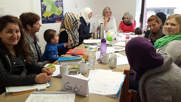 Deutschkurs für Frauen mit Kinderbetreuung, ein Angebot des Karlstadter Helferkreises. Deutschkurs für Frauen mit Kinderbetreuung, ein Angebot des Karlstadter Helferkreises.