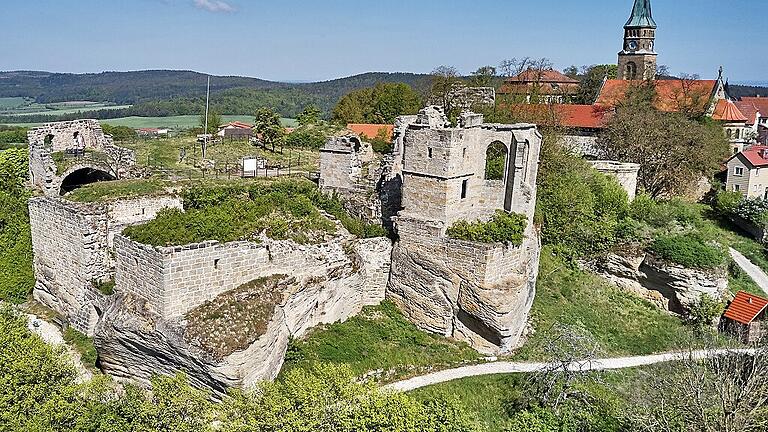 Tourismus-Magnet: Haßberge mit größtem Zuwachs im Bezirk - Das Bayerische Landesamt für Statistik meldet positive Zahlen für den Tourismus in Bayern. Den höchsten Zuwachs in ganz Unterfranken verzeichnete im Jahrestrend der Naturpark Haßberge. Der Naturpark Haßberge bis in den nördlichen Steigerwald bietet eine große Vielfalt an historischen Schlössern und Burgen, romantischen Fachwerkorten und unberührten Naturlandschaften. Diese besondere Mischung aus Natur und Kultur kommt bei Touristen immer besser an. Das bestätigen auch die aktuellen Zahlen des Bayerischen Landesamt für Statistik. Die Zahlen im Tourismus sind in ganz Bayern und auch in Unterfranken gestiegen. In Unterfranken haben sich, verglichen mit den Zahlen aus dem Vorjahresmonat, insgesamt 317 485 Gäste in Übernachtungsbetrieben angemeldet – das entspricht einer Steigung von 0,6 Prozent. Die größte prozentuale Steigung in Unterfranken verzeichnete laut Bayerischem Landesamt für Statistik jedoch die Region Haßberge.Hier kamen im August 2019 ganze 7,7 Prozent mehr Touristen an als im August letzten Jahres. Laut Landesamt für Statistik ist der Jahrestrend im Tourismus in Bayern weiterhin positiv. (wos) Tourismus-Magnet: Haßberge mit größtem Zuwachs im Bezirk - Das Bayerische Landesamt für Statistik meldet positive Zahlen für den Tourismus in Bayern. Den höchsten Zuwachs in ganz Unterfranken verzeichnete im Jahrestrend der Naturpark Haßberge. Der Naturpark Haßberge bis in den nördlichen Steigerwald bietet eine große Vielfalt an historischen Schlössern und Burgen, romantischen Fachwerkorten und unberührten Naturlandschaften. Diese besondere Mischung aus Natur und Kultur kommt bei Touristen immer besser an. Das bestätigen auch die aktuellen Zahlen des Bayerischen Landesamt für Statistik. Die Zahlen im Tourismus sind in ganz Bayern und auch in Unterfranken gestiegen. In Unterfranken haben sich, verglichen mit den Zahlen aus dem Vorjahresmonat, insgesamt 317 485 Gäste in Übernachtungsbetrieben angemeldet – das entspricht einer Steigung von 0,6 Prozent. Die größte prozentuale Steigung in Unterfranken verzeichnete laut Bayerischem Landesamt für Statistik jedoch die Region Haßberge.Hier kamen im August 2019 ganze 7,7 Prozent mehr Touristen an als im August letzten Jahres. Laut Landesamt für Statistik ist der Jahrestrend im Tourismus in Bayern weiterhin positiv. (wos)
