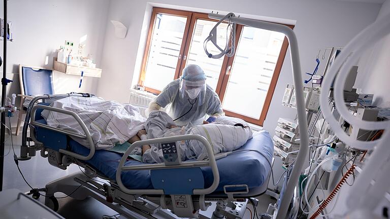 Mehr als 90 Prozent der Intensivpatientinnen und -patienten in Bayern sind laut Krankenhausgesellschaft nicht gegen Covid-19 geimpft. Auch in Unterfrankens Kliniken liegen aktuell fast nur Ungeimpfte. Mehr als 90 Prozent der Intensivpatientinnen und -patienten in Bayern sind laut Krankenhausgesellschaft nicht gegen Covid-19 geimpft. Auch in Unterfrankens Kliniken liegen aktuell fast nur Ungeimpfte.