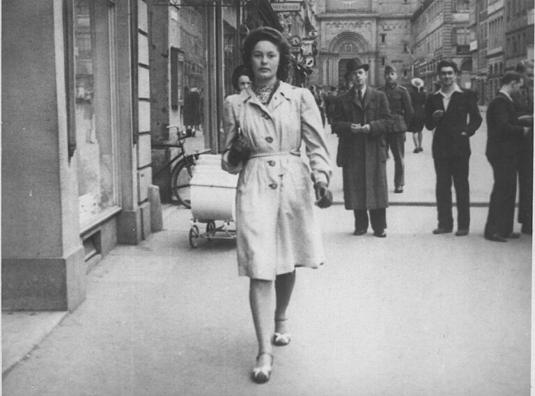 Ilse Schiborr am 1. Mai 1943 in der Domstraße in Würzburg.
