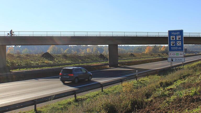 Die Autobahnbrücke über die A 3 zwischen Kleinlangheim und Haidt (Kreisstraße KT 11) wird wegen der Verbreiterung der Autobahn in der Nacht zum 17. September abgerissen. Der Neubau wird voraussichtlich bis Dezember 2024 dauern. Die Autobahnbrücke über die A 3 zwischen Kleinlangheim und Haidt (Kreisstraße KT 11) wird wegen der Verbreiterung der Autobahn in der Nacht zum 17. September abgerissen. Der Neubau wird voraussichtlich bis Dezember 2024 dauern.
