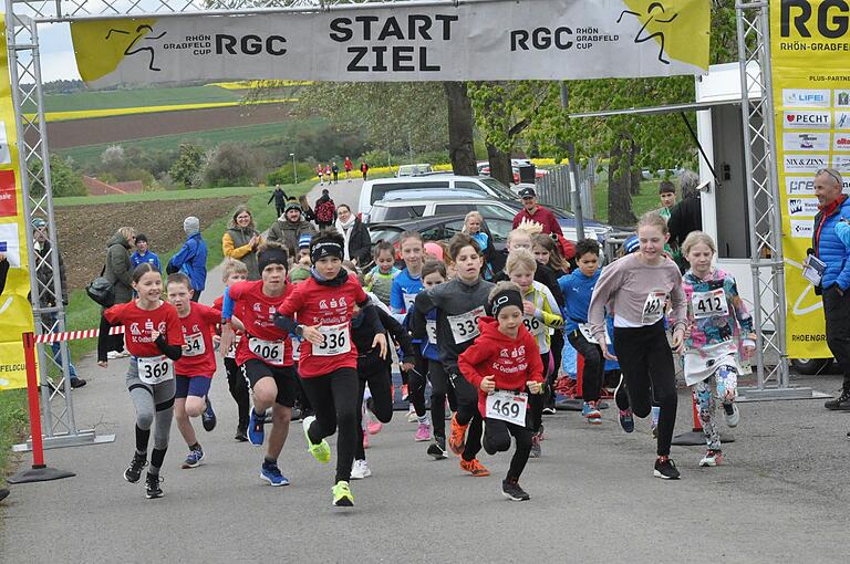 Der Grenzlandlauf geht los: Start beim Lauf der U9 bis U12.