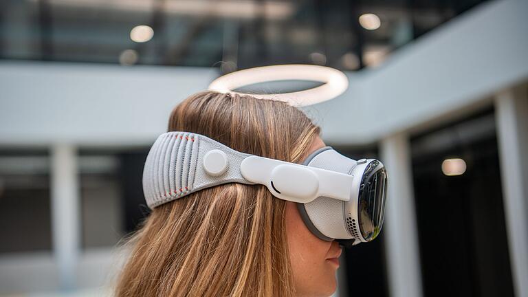 Vision Pro auf dem Kopf       -  So sitzt die Vision Pro auf dem Kopf. Das Band kann mit Hilfe des Drehreglers fester gemacht werden.