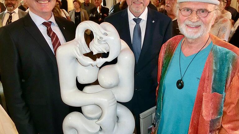 Künstler Manfred Pöpl (rechts) an seiner „Metamorphose” mit Stiftungsdirektor Walter Herberth (Mitte) und dem Leiter des Juliusspital-Weingutes Horst Kolesch. Künstler Manfred Pöpl (rechts) an seiner „Metamorphose” mit Stiftungsdirektor Walter Herberth (Mitte) und dem Leiter des Juliusspital-Weingutes Horst Kolesch.