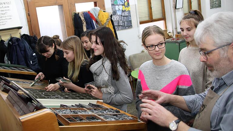 Conny Hügelschäffer war begeistert vom großen Interesse der Schüler in seiner Nostalgie-Druckerei.