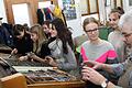 Conny Hügelschäffer war begeistert vom großen Interesse der Schüler in seiner Nostalgie-Druckerei.