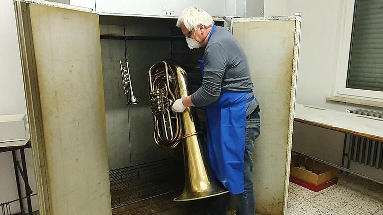 Bevor im Betrieb von Jürgen Dotzauer Blasinstrumente repariert werden, kommen sie für eine Stunde in einen Ofen mit einer Temperatur von 70 Grad Celsius. Danach werden sie zerlegt und bei 65 Grad im Ultraschallbad innen gereinigt. Bevor im Betrieb von Jürgen Dotzauer Blasinstrumente repariert werden, kommen sie für eine Stunde in einen Ofen mit einer Temperatur von 70 Grad Celsius. Danach werden sie zerlegt und bei 65 Grad im Ultraschallbad innen gereinigt.