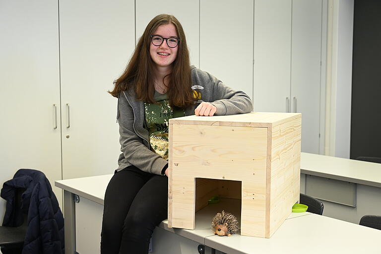 Leonie Burger (im Bild), 9a, und Finn Düring, 8d, wollten es Menschen, die einen Igel gefunden haben, leichter machen, diesen zu überwintern und aufzupäppeln. Leonie Burger (im Bild), 9a, und Finn Düring, 8d, wollten es Menschen, die einen Igel gefunden haben, leichter machen, diesen zu überwintern und aufzupäppeln.