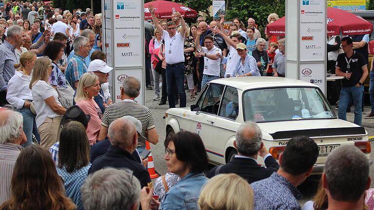 Ein kleiner Fanclub erwartet den BMW 2002 turbo von Barbara und Alexander Köhler beim Zieleinlauf in Bad Kissingen. Das Auto wurde im Jahr 1974 gebaut. Ein kleiner Fanclub erwartet den BMW 2002 turbo von Barbara und Alexander Köhler beim Zieleinlauf in Bad Kissingen. Das Auto wurde im Jahr 1974 gebaut.