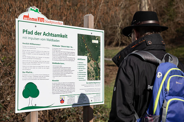 Die Tour lädt dazu ein, den eigenen Körper und Geist bewusst zu entspannen und der Natur mit allen Sinnen zu begegnen. Am Beginn der Tour steht diese Übersichtstafel. Die Tour lädt dazu ein, den eigenen Körper und Geist bewusst zu entspannen und der Natur mit allen Sinnen zu begegnen. Am Beginn der Tour steht diese Übersichtstafel.