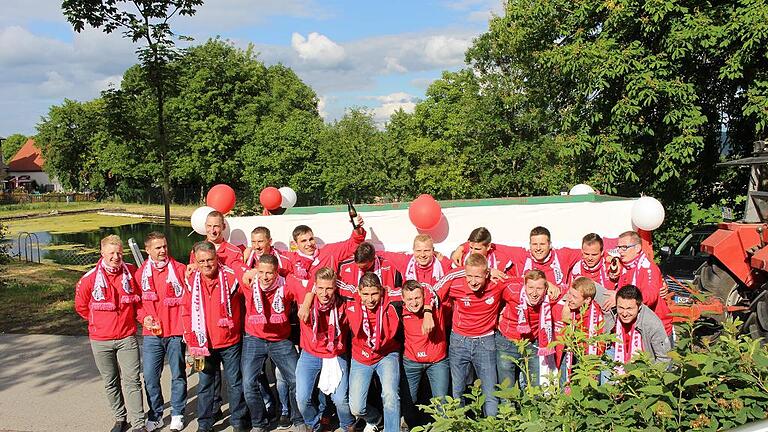 Wir sind Meister, eine Mannschaft die nicht nur auf dem Rasen alles gibt. Wir sind Meister, eine Mannschaft die nicht nur auf dem Rasen alles gibt.