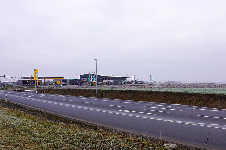 Das neue Gewerbegebiet "An der Windmühle" am südlichen Ortsrand von Unterpleichfeld wird nach und nach bebaut. An der vordersten Ecke, gegenüber der neuen Tankstelle, könnte bald ein Parkhaus stehen. Das neue Gewerbegebiet "An der Windmühle" am südlichen Ortsrand von Unterpleichfeld wird nach und nach bebaut. An der vordersten Ecke, gegenüber der neuen Tankstelle, könnte bald ein Parkhaus stehen.
