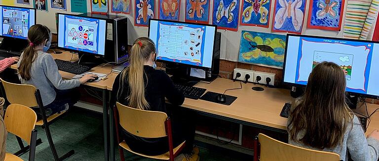 Ebenfalls mit 90prozentiger Förderung durch den Digital-Pakt finanziert, wurde für 14 000 Euro das PC-Angebot für die Schüler fast vollständig erneuert, so zwei PCs in allen 13 Klassen wie auch alle Lehrer-PCs gegen moderne 4k-fähige PCs + Monitore ausgetauscht. Ebenfalls mit 90prozentiger Förderung durch den Digital-Pakt finanziert, wurde für 14 000 Euro das PC-Angebot für die Schüler fast vollständig erneuert, so zwei PCs in allen 13 Klassen wie auch alle Lehrer-PCs gegen moderne 4k-fähige PCs + Monitore ausgetauscht.
