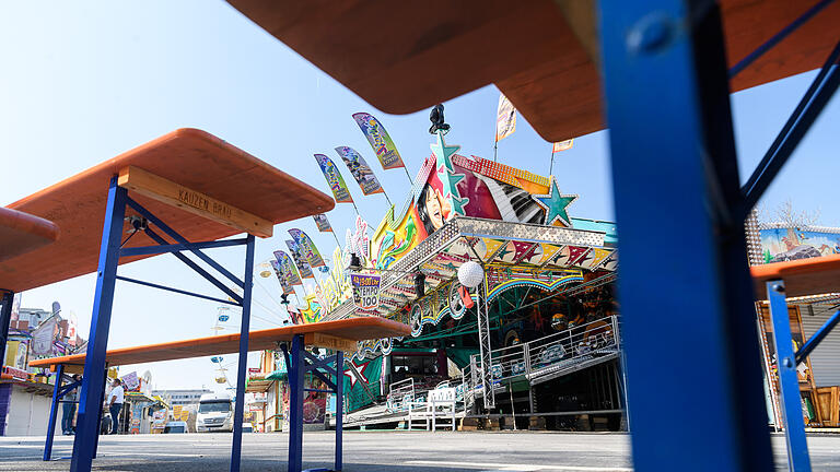 Presserundgang Frühjahrsvolksfest       -  Die Macher des Frühjahrsvolksfestes stellen am Donnerstag (24.03.22) auf der Talavera in Würzburg das Programm, die Neuheiten und Besonderheiten des ersten Volksfestes seit Beginn  der Pandemie vor. Ministerpräsident Markus Söder (CSU) wird das Frühjahrsvolksfest am Samstag Nachmittag persönlich eröffnen.