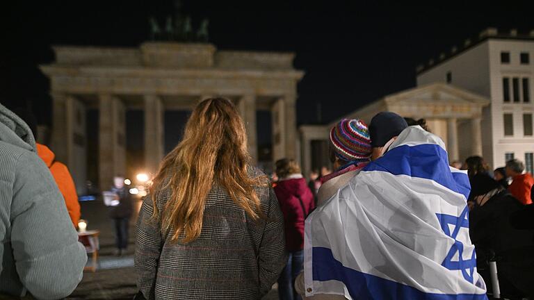 Jahrestag 7. Oktober 2023 – Berlin - In Berlin begann das Gedenken an die Opfer des Überfalls bereits am frühen Morgen am Brandenburger Tor. Jahrestag 7. Oktober 2023 – Berlin - In Berlin begann das Gedenken an die Opfer des Überfalls bereits am frühen Morgen am Brandenburger Tor.