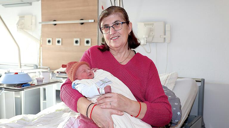 Exakt um 1.29 Uhr erblickte Jannik am 1. Januar in Haßfurt das Licht der Welt. Oma Emma freut sich über die Geburt ihres Enkels. Exakt um 1.29 Uhr erblickte Jannik am 1. Januar in Haßfurt das Licht der Welt. Oma Emma freut sich über die Geburt ihres Enkels.