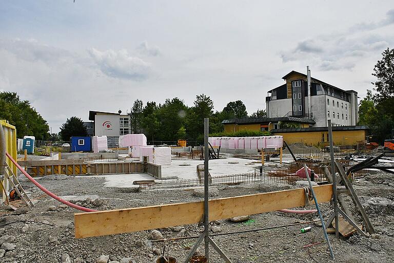 Voran gehen die Arbeiten am neuen Medizinischen Versorgungszentrum am Kurzentrum. Dieses ist in Verbindung mit dem Mutter-Kind-Kurhaus (rechts hinten) zu sehen. Letzteres wird direkt angebunden und erweitert. Voran gehen die Arbeiten am neuen Medizinischen Versorgungszentrum am Kurzentrum. Dieses ist in Verbindung mit dem Mutter-Kind-Kurhaus (rechts hinten) zu sehen. Letzteres wird direkt angebunden und erweitert.