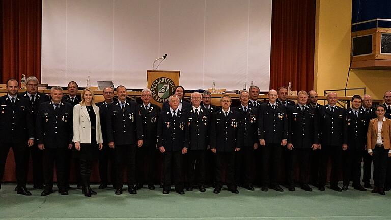 Verdiente Feuerwehrleute wurden vei der Verbandsversammlung geehrt Verdiente Feuerwehrleute wurden vei der Verbandsversammlung geehrt