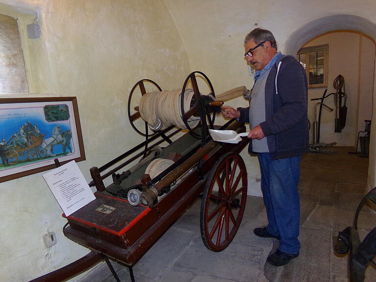 Putzen ist angesagt für Hans Schneider, der für die Sauberkeit der Gerätschaften und Räumlichkeiten im Museum sorgt. Putzen ist angesagt für Hans Schneider, der für die Sauberkeit der Gerätschaften und Räumlichkeiten im Museum sorgt.