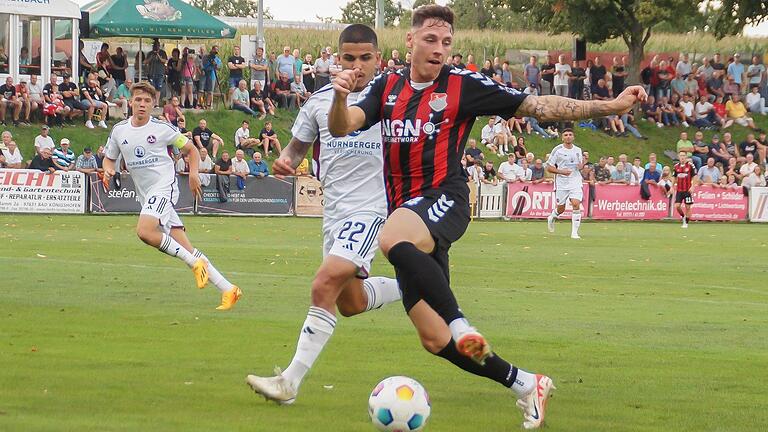 Martin Thomann (vorne) kehrt am Dienstag mit dem TSV Aubstadt zur SpVgg Bayreuth zurück, bei der er bis zum Sommer noch unter Vertrag gestanden hatte. Martin Thomann (vorne) kehrt am Dienstag mit dem TSV Aubstadt zur SpVgg Bayreuth zurück, bei der er bis zum Sommer noch unter Vertrag gestanden hatte.