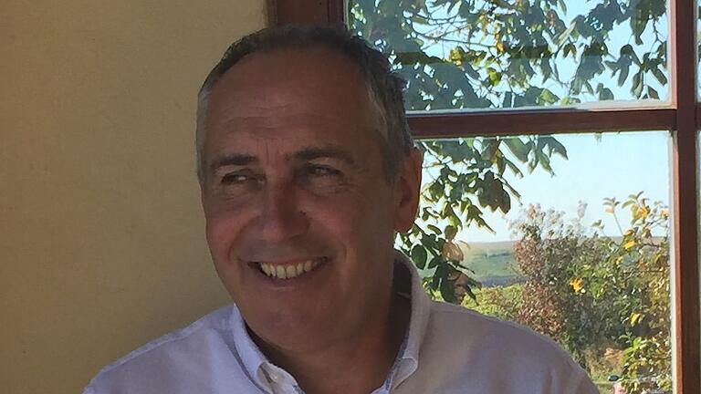 Tierarzt Peter Csaszar (62) stammt aus Ungarn und drückt zur EM dem deutschen Team die Daumen. Tierarzt Peter Csaszar (62) stammt aus Ungarn und drückt zur EM dem deutschen Team die Daumen.