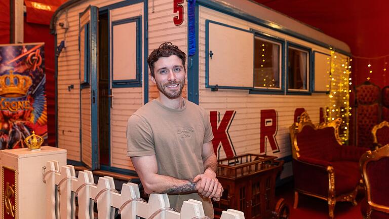 Sven Jahn-Munoz ist sein Leben lang schon Teil des Zirkus. Gerade gastiert er mit dem Circus Krone in Würzburg. Sven Jahn-Munoz ist sein Leben lang schon Teil des Zirkus. Gerade gastiert er mit dem Circus Krone in Würzburg.