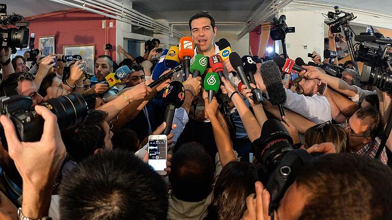 TOPSHOTS-GREECE-EU-REFERENDUM-DEBT       -  Alle Blicke waren auf ihn gerichtet: Griechenlands Ministerpräsident Alexis Tsipras nach seiner Stimmabgabe für das Referendum in einer Schule am Stadtrand von Athen.
