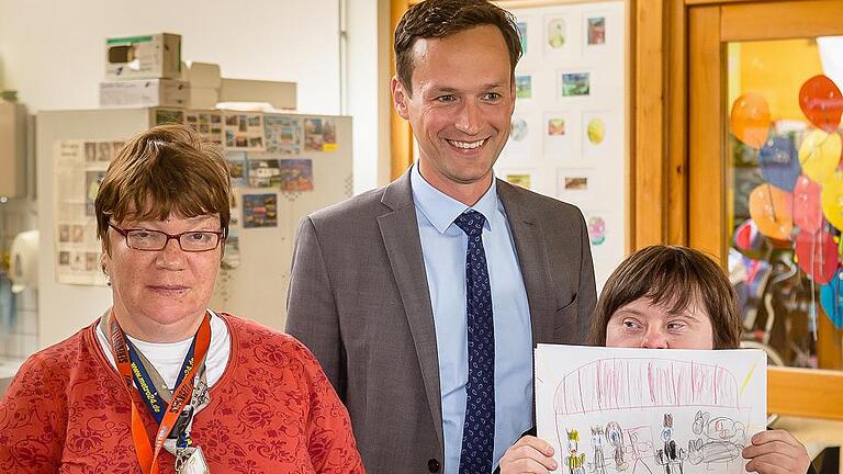 Stolz zeigen Anita (links) und Karin Landrat Florian Töpper das selbst gemalte Bild.