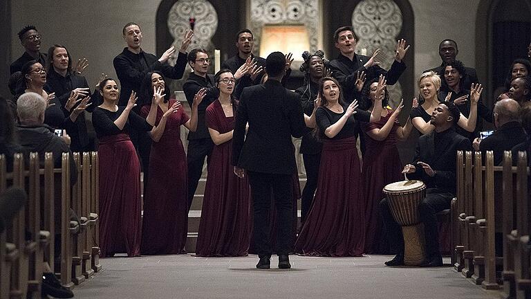 Der Stellenbosch University Choir unter der Leitung von Martin Berger in der Würzburger Franziskanerkirche.
