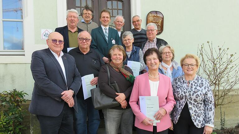 Ehrungen bei der Eigenheimervereinigung Geldersheim. Auf dem Foto zu sehen sind in der hinteren Reihe: Sigmund Appelmann, Engelbert Erhard, Martin Schamberger, Roland Vogel, Gertrud Schemmel, Ingbert Stürmer, Helmut Hemrich; vordere Reihe: Hans-Walter Schmalzbauer, Manfred Gerstner, Gisela Oswald, Angelina Sternecker, Margarete Steinfelder und Annemarie Schuler. Ehrungen bei der Eigenheimervereinigung Geldersheim. Auf dem Foto zu sehen sind in der hinteren Reihe: Sigmund Appelmann, Engelbert Erhard, Martin Schamberger, Roland Vogel, Gertrud Schemmel, Ingbert Stürmer, Helmut Hemrich; vordere Reihe: Hans-Walter Schmalzbauer, Manfred Gerstner, Gisela Oswald, Angelina Sternecker, Margarete Steinfelder und Annemarie Schuler.