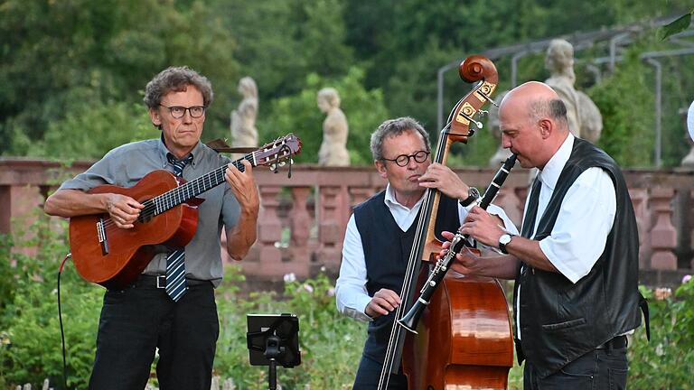 Das Clarino Ensemble bildete den Abschluss des Abends im Abteigarten von Kloster Bronnbach. Das Clarino Ensemble bildete den Abschluss des Abends im Abteigarten von Kloster Bronnbach.
