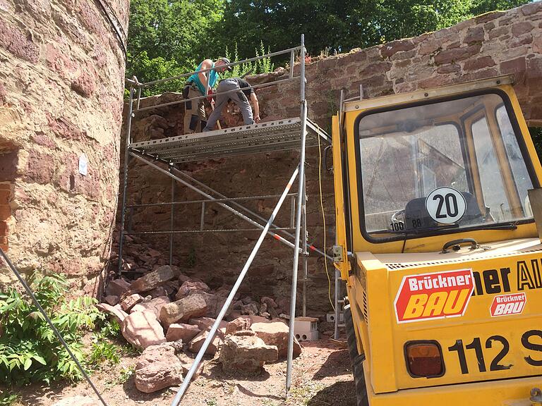 2015 musste eine Mauer der Scherenburg geflickt werden. 2015 musste eine Mauer der Scherenburg geflickt werden.