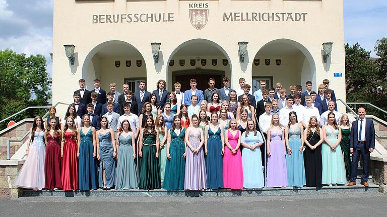 Alle 67 Schülerinnen und Schüler des Jahrgangs an der Ignaz-Reder-Realschule haben die Prüfung zur Mittleren Reife bestanden und erhielten im feierlichen Rahmen ihre Abschlusszeugnisse. Alle 67 Schülerinnen und Schüler des Jahrgangs an der Ignaz-Reder-Realschule haben die Prüfung zur Mittleren Reife bestanden und erhielten im feierlichen Rahmen ihre Abschlusszeugnisse.