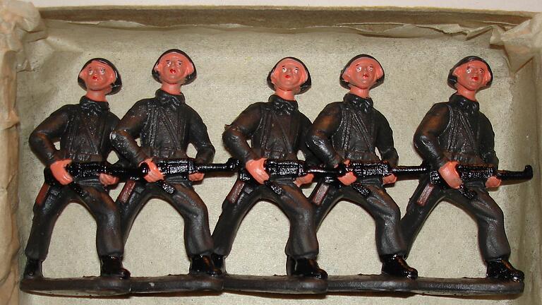Spielzeugsoldaten mit Maschinenpistolen aus einem Kindergarten der DDR.