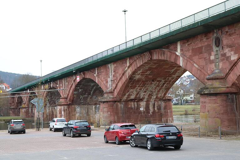 Die alte Lohrer Mainbrücke wurde in den letzten Tagen der routinemäßigen Bauwerksprüfung unterzogen, die alle drei Jahre fällig ist. Die alte Lohrer Mainbrücke wurde in den letzten Tagen der routinemäßigen Bauwerksprüfung unterzogen, die alle drei Jahre fällig ist. 