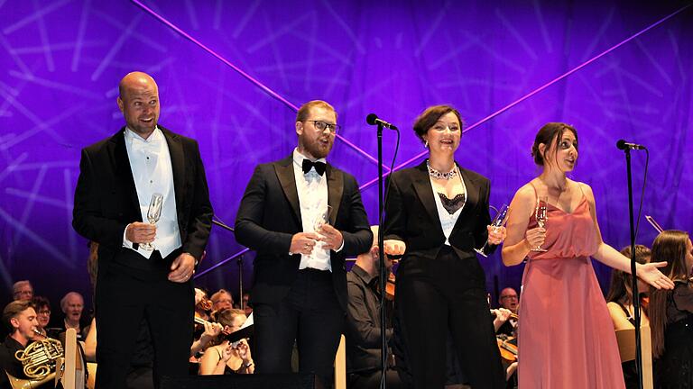'Stoßt an' sangen (von links) Christian Huber, Björn Edelmann, Nadia Steinhardt und Serena Hart im Finale. 'Stoßt an' sangen (von links) Christian Huber, Björn Edelmann, Nadia Steinhardt und Serena Hart im Finale.