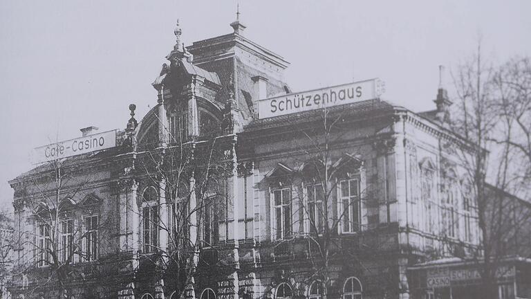Das Schützenhaus am Schönleinsplatz in Bamberg wurde Mitte der 1950er-Jahre abgerissen. Das Schützenhaus am Schönleinsplatz in Bamberg wurde Mitte der 1950er-Jahre abgerissen.
