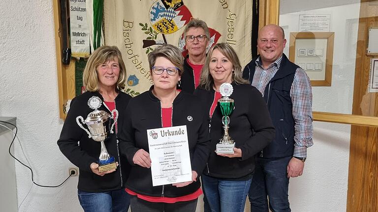 Dreimalige Damenmannschaftsmeisterinnen der Firma Rossmann Martina Reulbach, Ute Mai, Birgit Fichtmüller, Sabrina Koczot, Bürgermeister Georg Seiffert. Dreimalige Damenmannschaftsmeisterinnen der Firma Rossmann Martina Reulbach, Ute Mai, Birgit Fichtmüller, Sabrina Koczot, Bürgermeister Georg Seiffert.