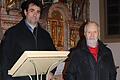 Kunstschmied Jürgen Rehberger und Mesner Josef Dietmeyer mit dem neuen Lesepult.