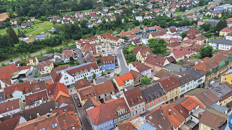 Klimaschutzmanagerin Alisa Knüttel in Bad Brückenau       -  Auf diesen Dächern schlummert viel Potenzial. Photovoltaikanlagen zum Sammeln von Sonnenstrom sind noch nicht sehr verbreitet in Bad Brückenau. Das will Alisa Knüttel ändern.