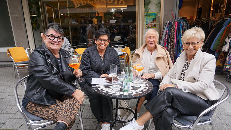 Freundinnen treffen und miteinander eine gute Zeit verbringen - das war der Mantelsonntag in Bad Kissingen. - Freundinnen treffen und miteinander eine gute Zeit verbringen - das war der Mantelsonntag in Bad Kissingen. Freundinnen treffen und miteinander eine gute Zeit verbringen - das war der Mantelsonntag in Bad Kissingen. - Freundinnen treffen und miteinander eine gute Zeit verbringen - das war der Mantelsonntag in Bad Kissingen.