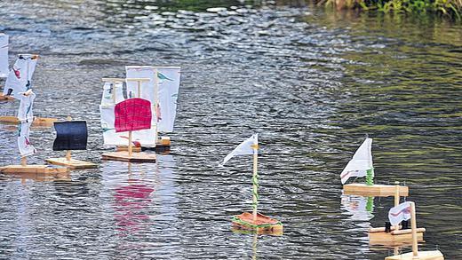 Schwimmfähig: die kleinen Boote auf ihrem Weg flussabwärts.